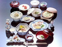 先付、吸い物、お造り、八寸代わり、
焼肴、炊合せ、進肴、酢の物、お食事(御飯類もしくは饂飩)、デザート