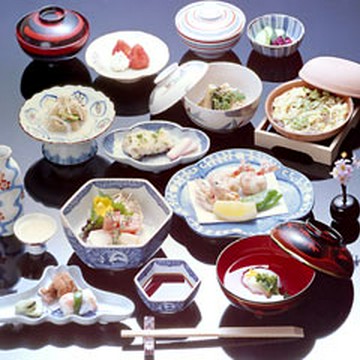 月会席　（９品、お食事、デザート含む）