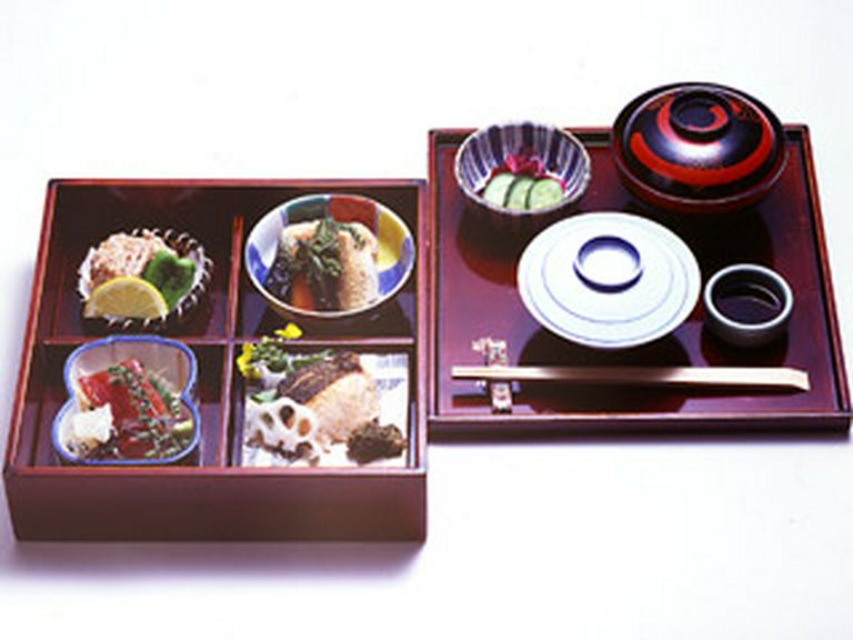 松花堂弁当　（出前も承ります）