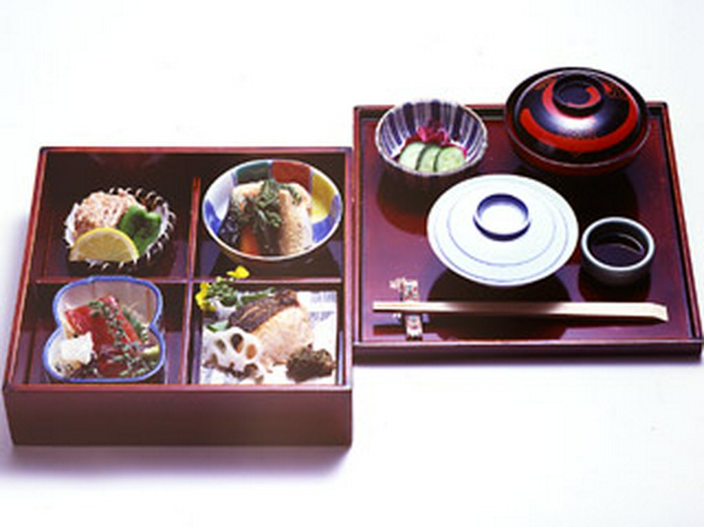 松花堂弁当　（出前も承ります）