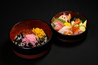 二段の器になってます寿司飯と寿司ネタが別々に