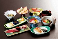 前菜、小鉢、刺身、揚物、焼物、煮物、蒸し物、寿司、お椀、デザート等、ご予算に応じてお作り致します