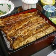 肝吸い、茶わん蒸し、お新香、小鉢付き
活うなぎを白焼きしてから、２０分程蒸してから焼きますので、少々お時間がかかります