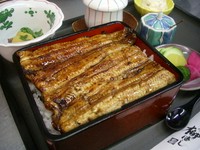 肝吸い、茶わん蒸し、お新香、小鉢付き
活うなぎを白焼きしてから、２０分程蒸してから焼きますので、少々お時間がかかります