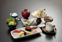 にぎり5貫/ミニちらし/いずれかをお選びいただけます
天ぷら、小鉢、茶碗蒸し、サラダ付
