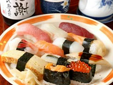 お手軽価格でボリュームあり！　『特選よくばり寿司』