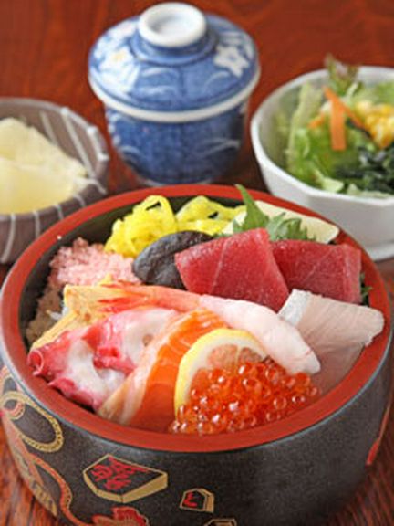 ランチ限定！　『B海鮮ちらし』　茶碗蒸し、サラダ、フルーツ付