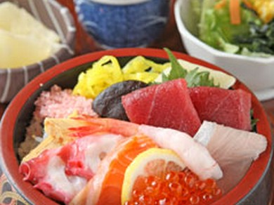 ランチ限定！　『B海鮮ちらし』　茶碗蒸し、サラダ、フルーツ付