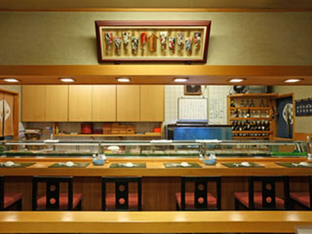 お一人でも気軽に立ち寄れるカウンター席