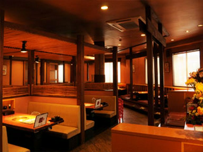 広い店内でゆったり、掘りごたつ席や個室も完備。