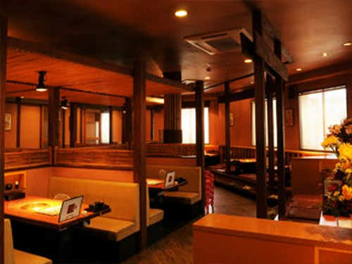 広い店内でゆったり、掘りごたつ席や個室も完備。