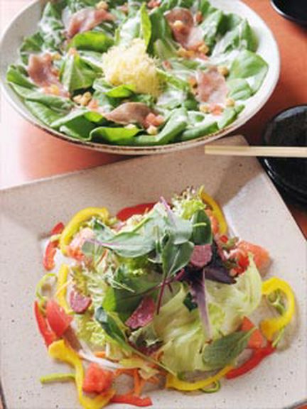 ヘルシーで、彩り鮮やかなサラダもご用意。
