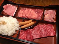ひとつのお膳に牛タン、牛カルビ、豚ロース、
とりもも、ウィンナーが付いたリッチなお膳です。