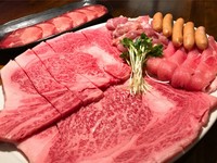 近江牛霜降ロース、牛タン、豚ロース、鶏もも、ウィンナー。