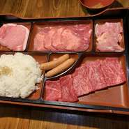 国産牛焼肉、牛タン、豚ロース、とりもも、ウィンナーが付いた豪華な焼肉膳です。