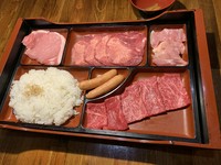 国産牛焼肉、牛タン、豚ロース、とりもも、ウィンナーが付いた豪華な焼肉膳です。