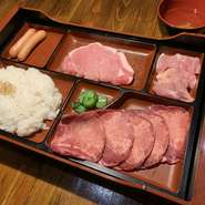 牛タン、豚ロース、とりもも、ウィンナー、漬物付きです。