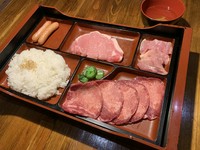 牛タン、豚ロース、とりもも、ウィンナー、漬物付きです。