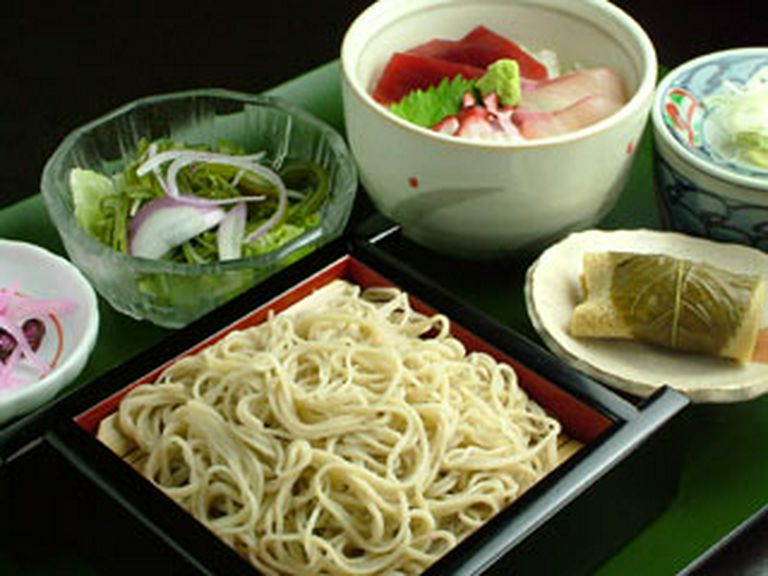 ミニ海鮮丼とミニそば　甘味付