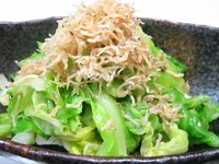 温かい茹でたてのキャベツにごまの香りが大変好評です。