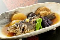 餅と納豆を添えた変わり種の揚げ出し。大根おろしをのせて食べると最高!当店自慢の創作料理です。