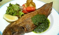 餅と納豆を添えた変わり種の揚げ出し。大根おろしをのせて食べると最高！当店自慢の創作料理です。