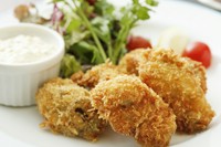 オーダーが入ってから衣をつけるこだわり！外はサクサク、中はジューシー、牡蠣料理の王道です。
タルタルも自家製で絶品です！