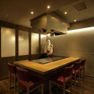 宴会料理とは一味違う、高級鉄板焼でライブ感を味わいながら、ゆっくりとお食事を楽しむスマートな大人の忘年会を！
席は密にならないように4名までに限定し斜めに向かい合う席間にはパーテーションを配置し飛沫防止