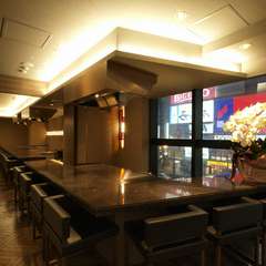 上質な牛肉を目の前で焼く臨場感　鉄板での料理は会話も盛上がる