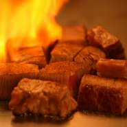 他では、なかなか味わえない幻の和牛のやきしゃぶや極上和牛の鉄板焼ステーキ。目の前で調理されて行く様を見ながら、彼女との話題も広がります。
シェフとの会話もスパイスのひとつに！