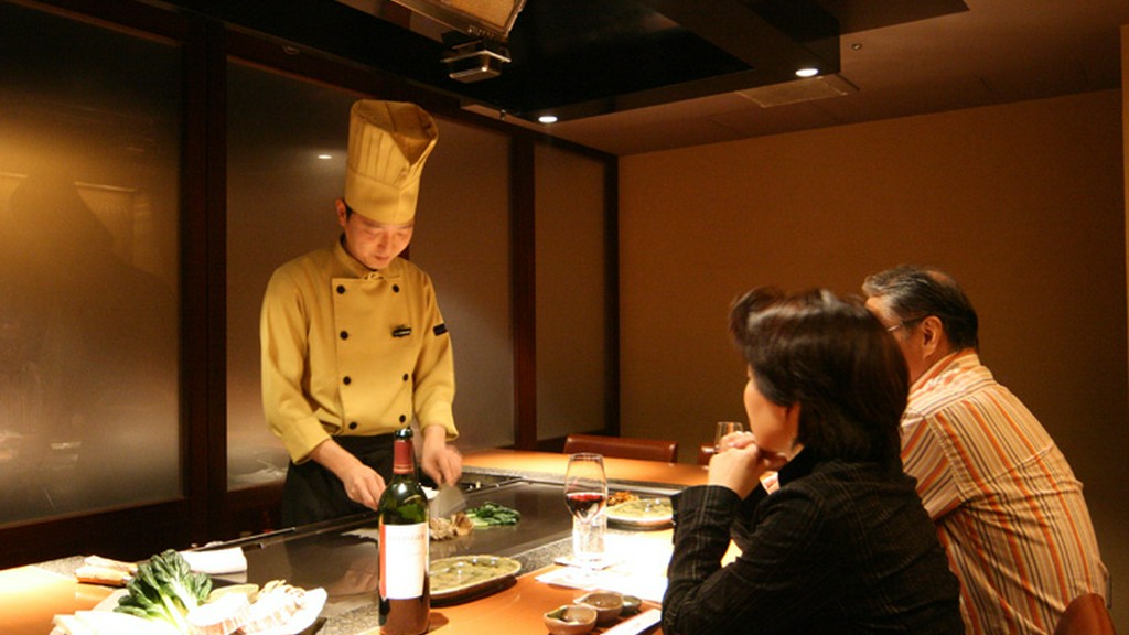極上肉の鉄板焼ステーキでシェフを交えて二人の会話も盛り上がる