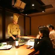 上質な黒毛和牛を目の前の鉄板で焼き上げて行く、シェフの手さばきと会話で一層食欲もそそられ、楽しい一時を味わえる。
また、幻の和牛『えぞ但馬牛』の焼きしゃぶも他ではなかなか出会えない珠玉の一品。