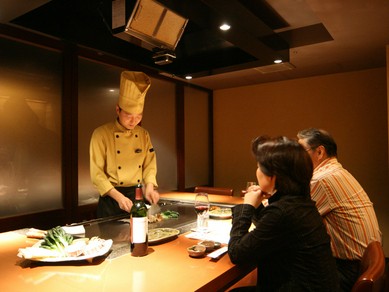 極上肉の鉄板焼ステーキでシェフを交えて二人の会話も盛り上がる