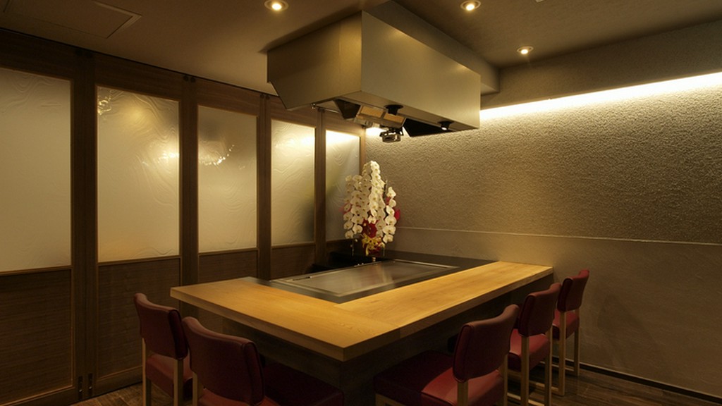 鉄板のある個室も用意しています。