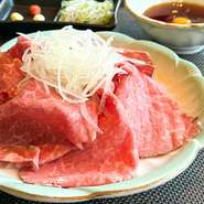 厳選された和牛の新鮮な肉を薄くスライス鉄板で軽く炙る自慢の一品。