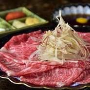 新鮮なえぞ但馬牛の肉を大きな塊のまま周りを鉄板でローストし、冷やし固めたものを薄くスライスします。※霜降りは4500円(税込)