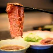 厳選された和牛の新鮮な肉を薄くスライス鉄板で軽く炙る自慢の一品。