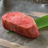 ・前菜
・サラダ
・いしざき特製 ローストビーフ冷製仕立て ハーフ30g
・野菜焼き
・厳選黒毛和牛ヒレステーキ100g
・御飯 又は ガーリックライス(＋715円税込)
・お新香
・味噌椀
・デザート
・コーヒー 又は 紅茶