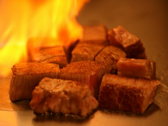 サーロインステーキと、いしざきオリジナル「ローストビーフ冷製仕立て」が楽しめます。