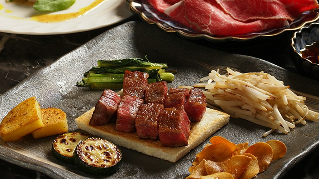 サーロインステーキと「低温調理ローストビーフ」そして「霜降り和牛の焼しゃぶ」が楽しめる満喫コース