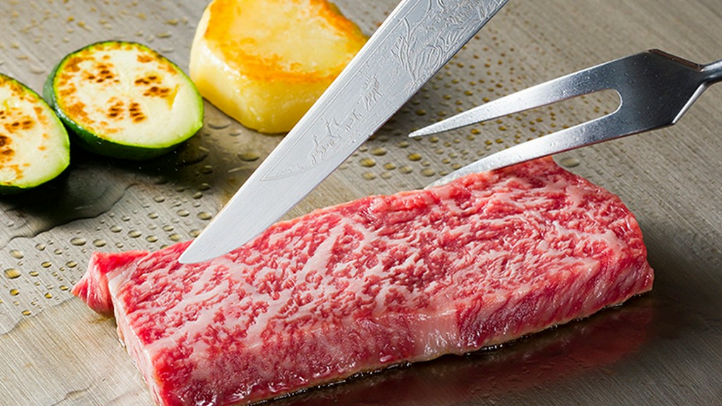 サーロインステーキと伊勢海老焼き、鉄板で焼く和牛の焼きしゃぶが楽しめます。
