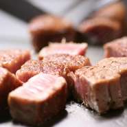 いしざきのステーキへのこだわり。それは牛を育てるところから始まっています。
牛肉でしか得られない満足感、そして口の中でひろがる肉の旨味を追求しています。
和牛の本来の味わいを堪能できます。