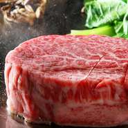 やわらかく、肉のジューシーな旨みを存分に堪能できる、黒毛和牛の『シャトーブリアン』。その日の肉質や脂ののりなどで、火の入れ加減も微妙に調整し、絶妙な焼き加減でいただけます。とろける様なおいしさ。