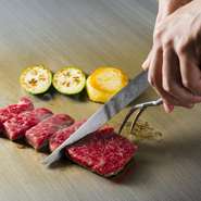 ジュワッとする音、芳ばしい香り、そしてシェフの包丁さばき。この臨場感はカウンター席ならではのお楽しみです。その美味しさはもちろん、ゲストに喜んで頂ける様、心をこめた調理、サービスを心がけられています。