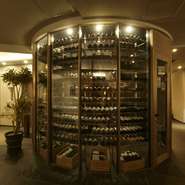 自社管理の黒毛和牛を、ローストビーフやステーキなど、様々な料理で堪能できます。もちろん、鉄板で焼き上げる魚介類も絶品！　豊富なワインと共にぜひくつろぎのひと時を。