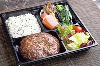 黒毛和牛100％で作ったステーキバーグです。
肉のボリュームもタップリ180gの食べごたえ。
