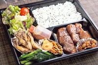 『サー』の章号をもらった上質なステーキ部位、ステーキと言えばこの部位を想像する方も多いはず。当店のこだわりの新鮮なサーロインステーキは脂も上質でくどさが少ない。