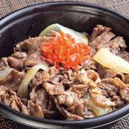 ステーキ用の肉から切り出して作る贅沢な牛丼、ご家庭で卵を乗せたりしてもおすすめ