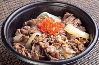 ステーキ用の肉から切り出して作る贅沢な牛丼、ご家庭で卵を乗せたりしてもおすすめ