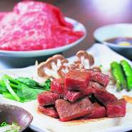 鉄板を前にして食事を楽しみながら会話が弾むこと間違いなし。
鉄板で調理されていく様子を見ながら、五感を刺激され料理への楽しみ、会話の内容にも話題が広がります